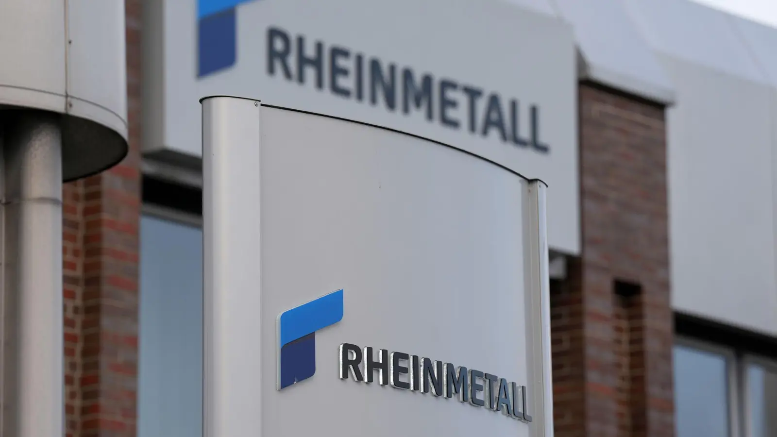 Blick auf das Firmenlogo von Rheinmetall am Unternehmensstandort in Flensburg. (Foto: Marcus Brandt/dpa)