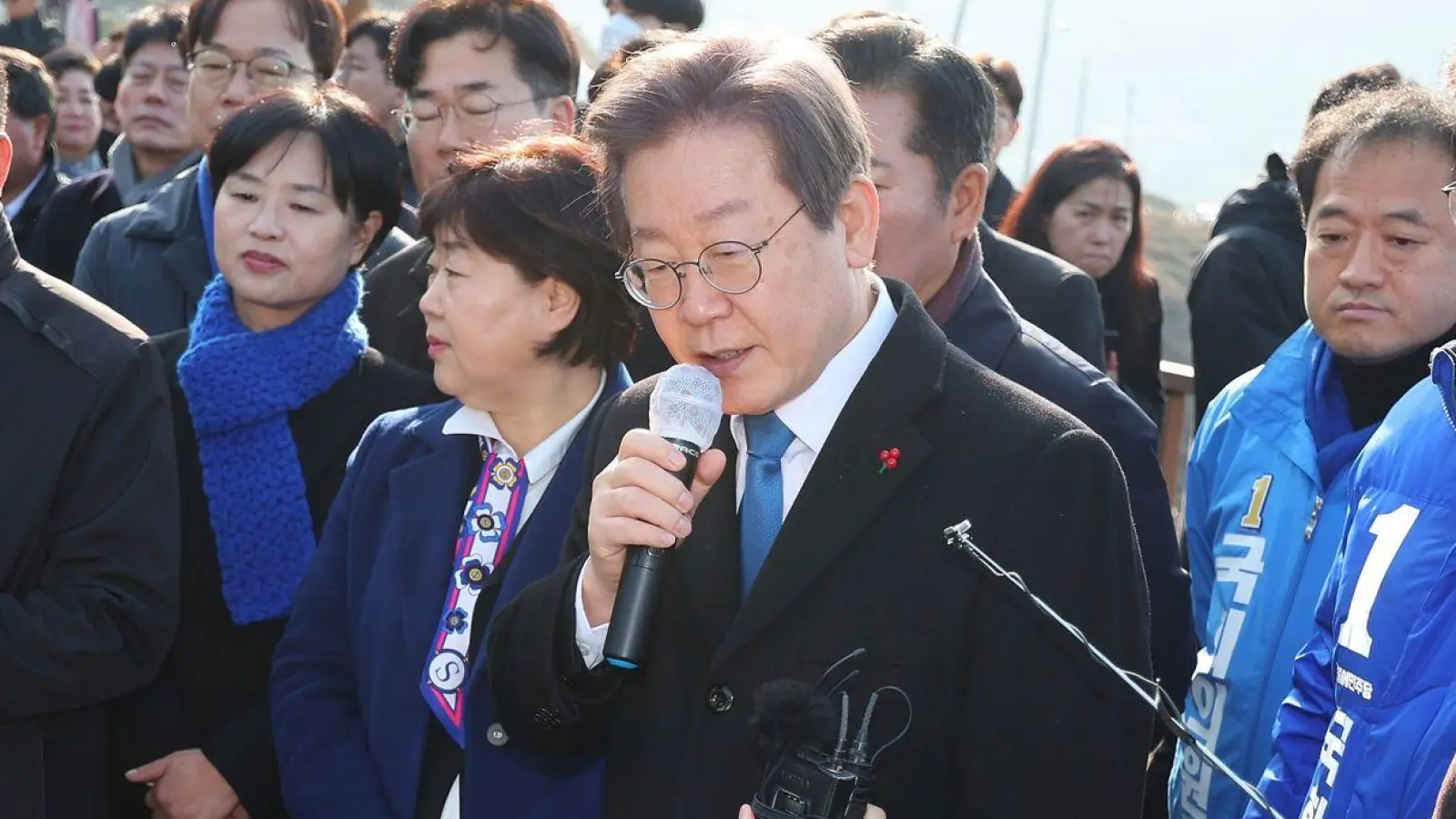 Südkoreas Oppositionschef Lee Jae Myung (M) spricht auf der Baustelle eines neuen Flughafens. (Foto: Sohn Hyung-joo/YONHAP/AP/dpa)