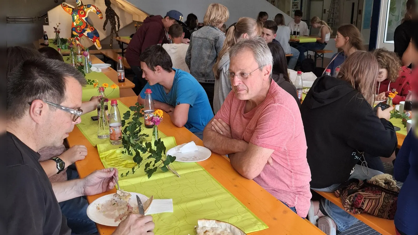 Nach dem „völkerverbindenden Backen“ durften die Pizzen auch genossen werden. (Foto: Ralf Lischka)