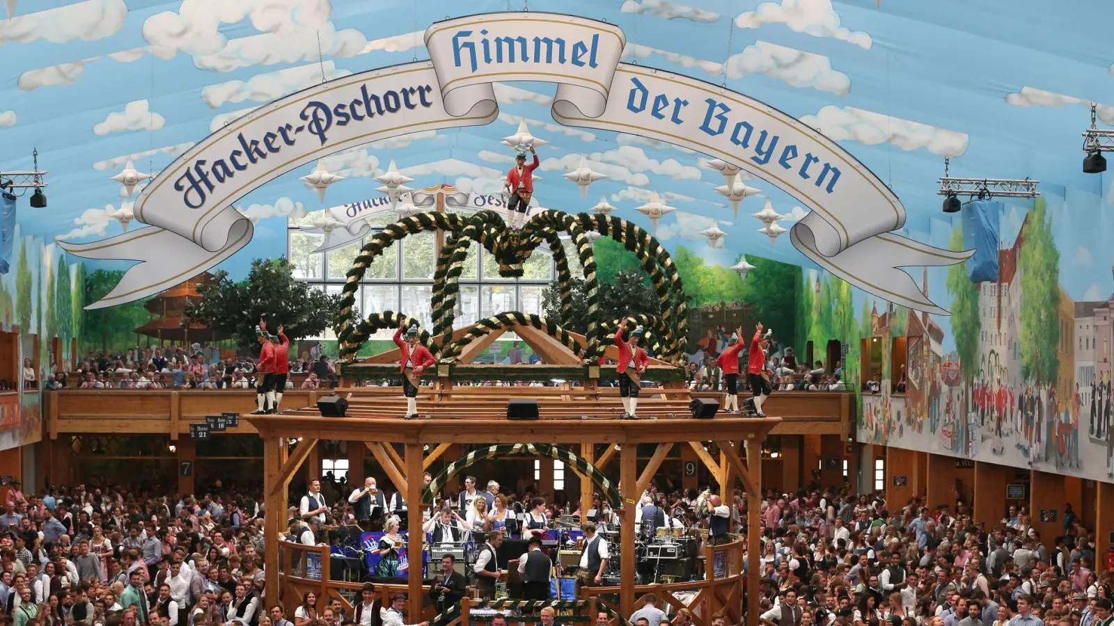 Ein Tisch im Zelt gehört für viele Oktoberfestbesucher dazu. Doch die Verbraucherzentrale warnt vor unseriösen Angeboten im Internet zu überteuerten Preisen für Reservierungen. (Foto: Karl-Josef Hildenbrand/dpa)