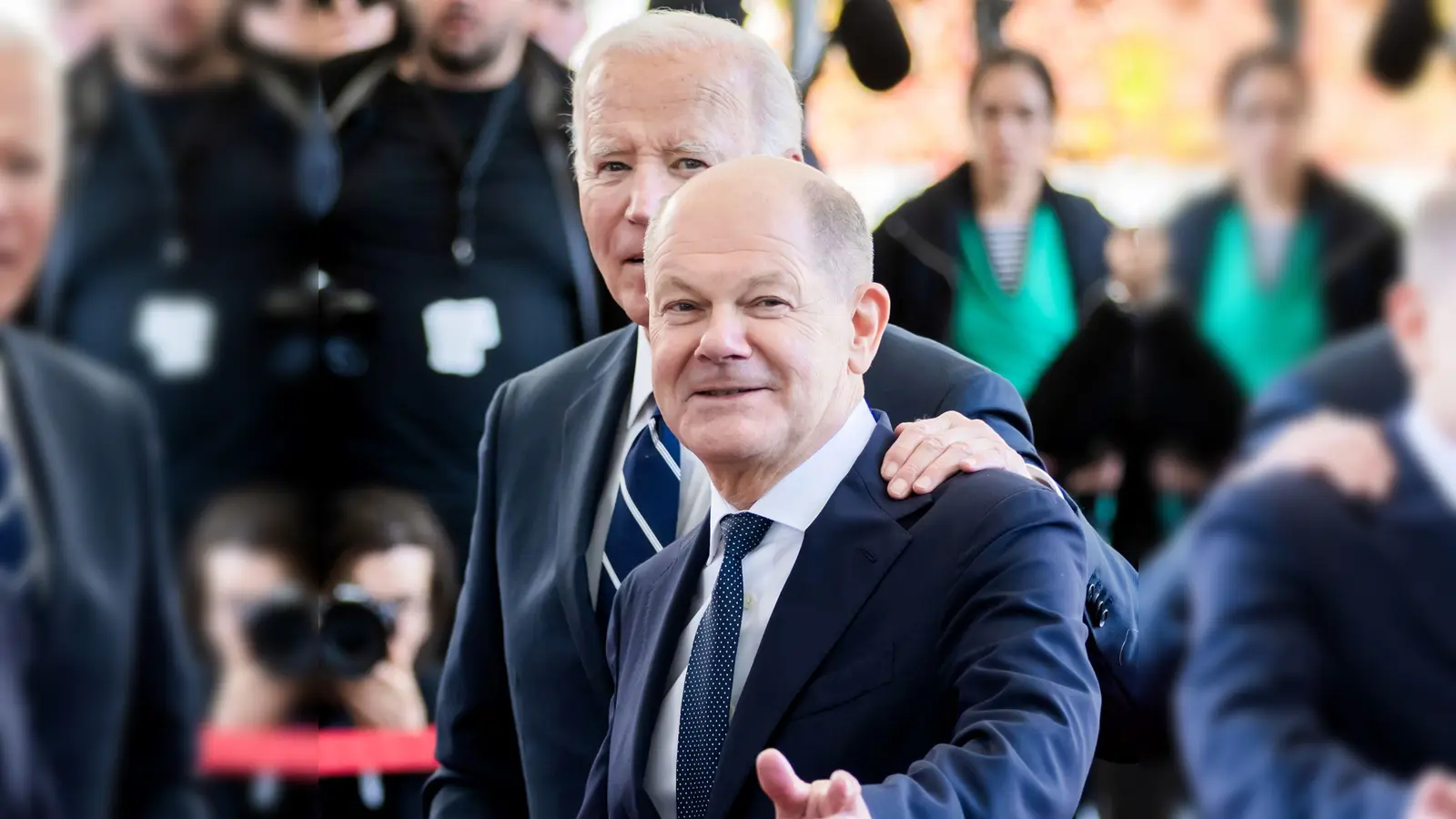 Für Kanzler Scholz hat US-Präsident Biden bei seinem Besuch besonders viel Lob übrig. (Foto: Christoph Soeder/dpa)