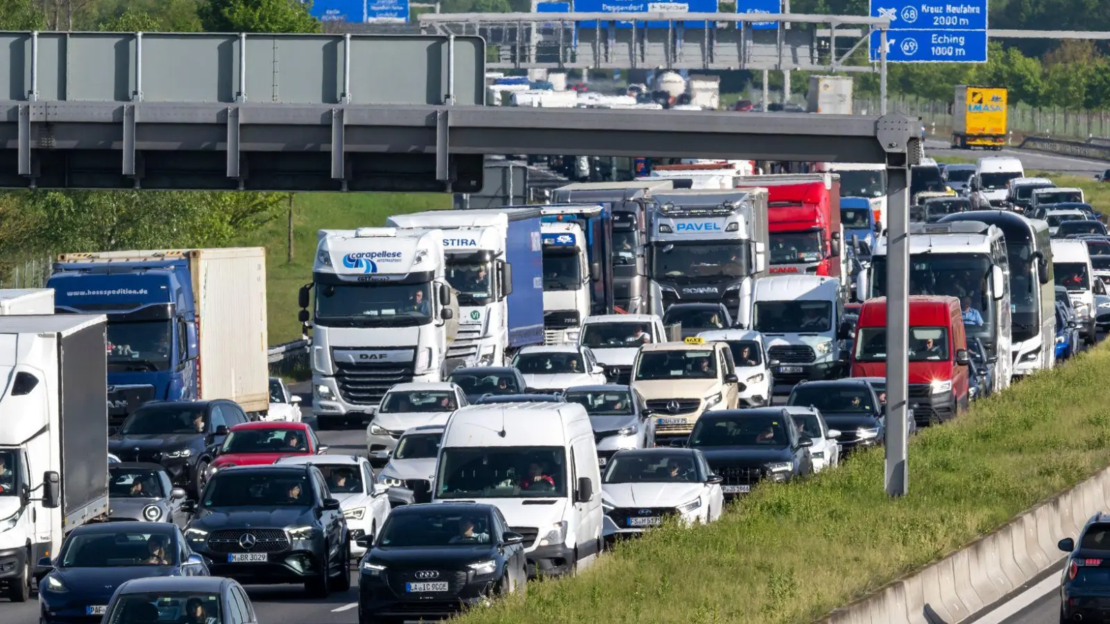 Das letzte Juli-Wochenende war im vergangenen Jahr das staureichste. (Archivbild) (Foto: Peter Kneffel/dpa)