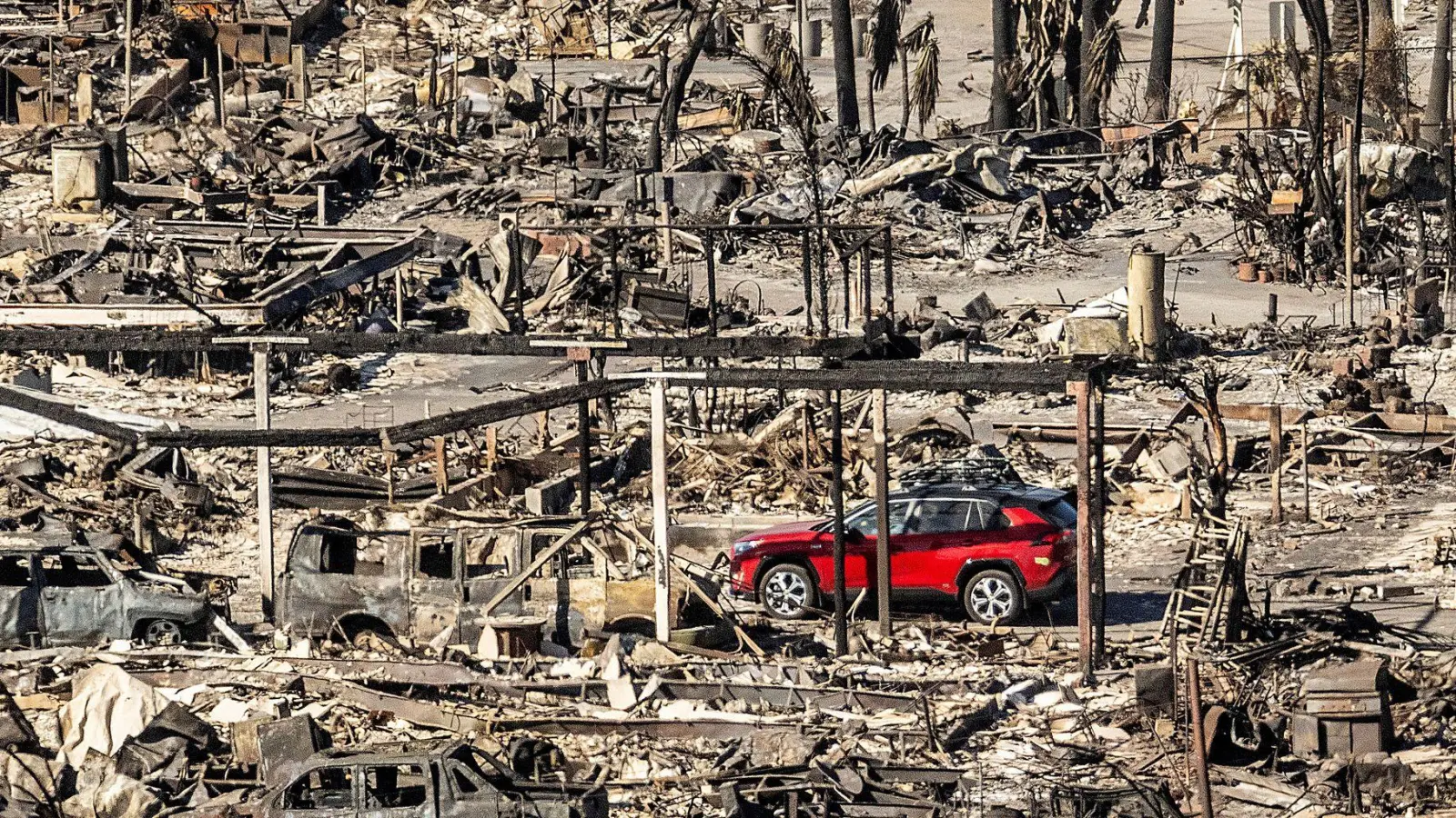 Zerstörung wie im Krieg: Eine ehemalige Wohnsiedlung in Los Angeles (Foto: Noah Berger/AP/dpa)