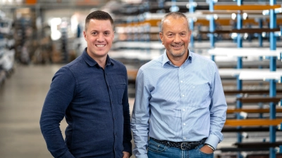 Vater Dr. Hans Mehringer (rechts) und Sohn Christian Mehringer in einer Produktionshalle der Muggergittermacher in Ansbach. (Foto: Robert Roth)