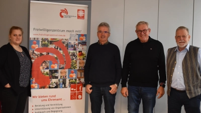 Jörg Hankewitz, Reinhold Burger und Walter Weigand (von rechts) gehören zum Team der ehrenamtlichen Ausbildungsmentoren. Sie und Veronika Polok würde sich über weitere Interessierte freuen. (Foto: Ute Niephaus)