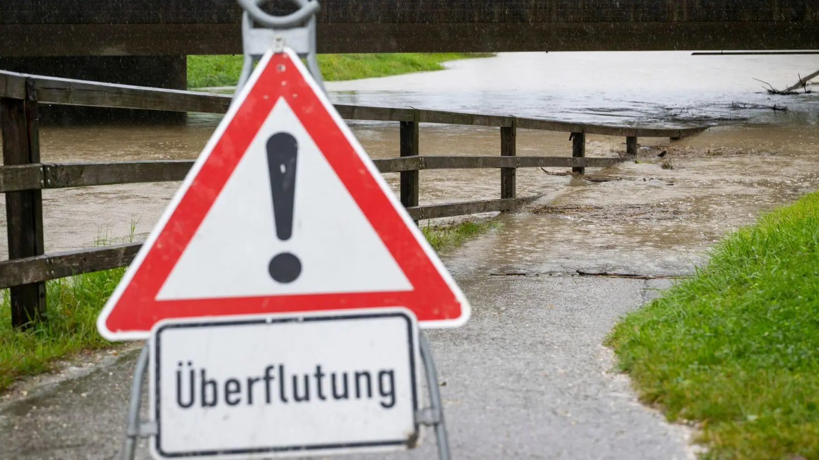 Im Südosten Bayerns treten einzelne Bäche über die Ufer - wie hier in Bernau am Chiemsee.. (Foto: Lennart Preiss/dpa)