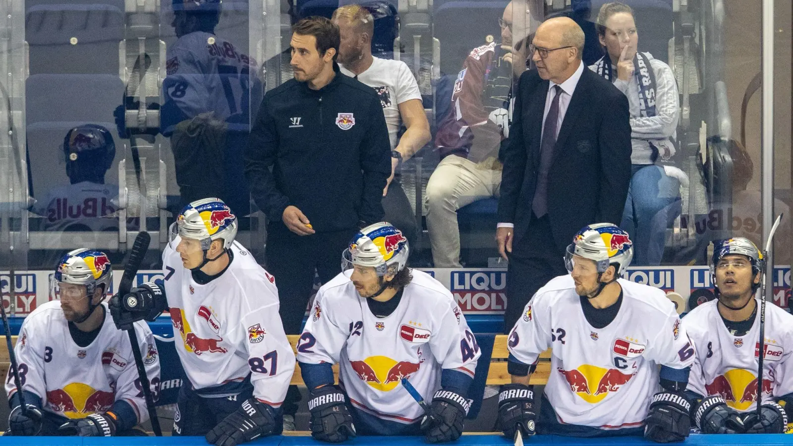 Der EHC Red Bull München verlor gegen den Vorletzten Krefeld Pinguine. (Foto: Andreas Gora/dpa)