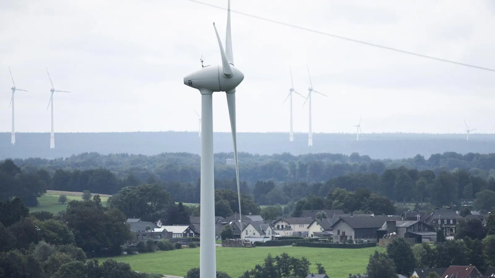 Mit finanziellen Anreizen für Bürger und Kommunen soll die Akzeptanz von Anlagen zur Erzeugung von Wind- und Sonnenenergie gesteigert werden. (Symbolbild) (Foto: Rolf Vennenbernd/dpa)