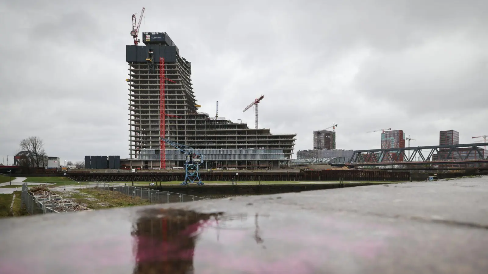 Die stillgelegte Baustelle des Elbtowers in der Hafencity. (Foto: Christian Charisius/dpa)