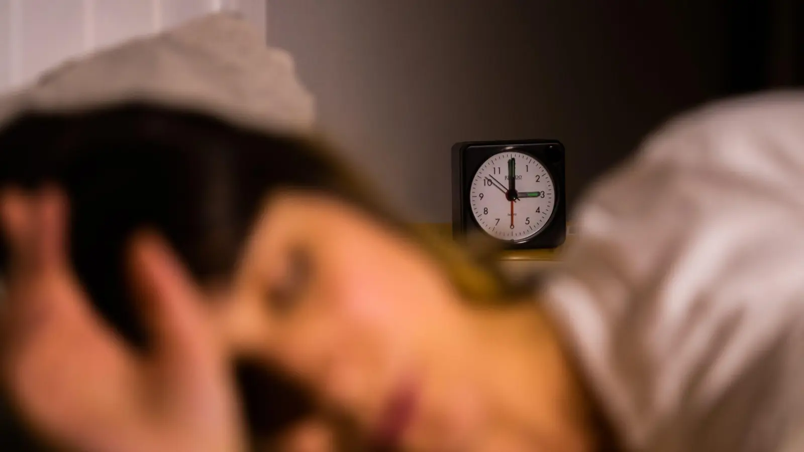 Wer sich regelmäßig schlaflos im Bett wälzt, hat ein höheres Risiko für schwere Krankheiten. (Symbolbild) (Foto: Christoph Soeder/dpa)