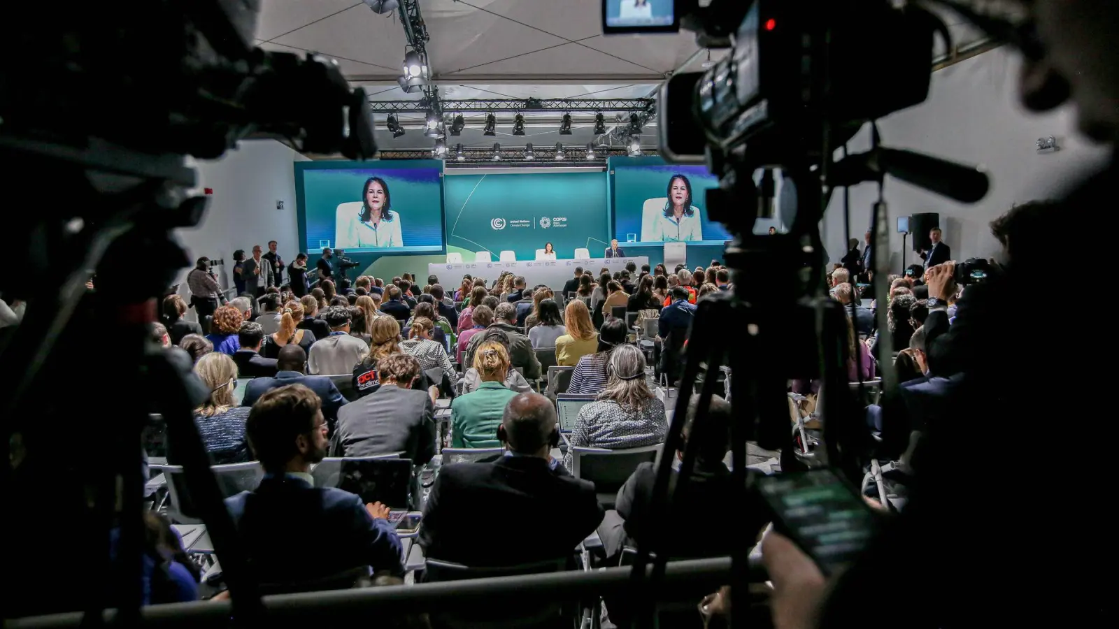 Volles Haus bei der Pressekonferenz Baerbocks auf der Klimakonferenz. (Foto: Bianca Otero/ZUMA Press Wire/dpa)