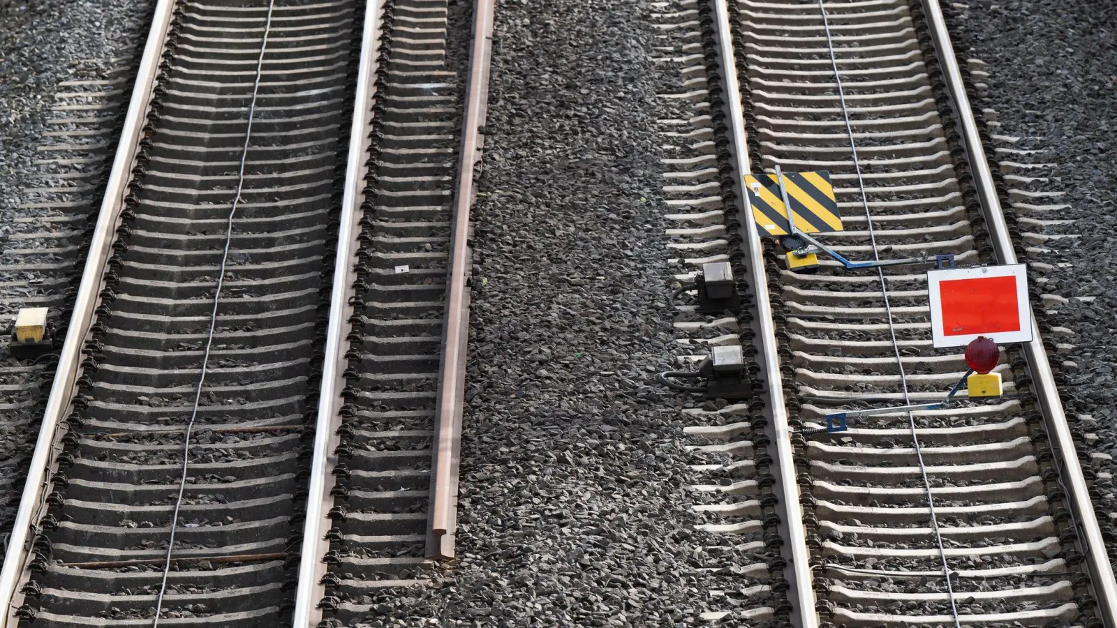 Noch ist unklar, woher fehlendes Geld fürs Schienennetz und für die Autobahnen kommen soll. (Foto: Sebastian Gollnow/dpa)