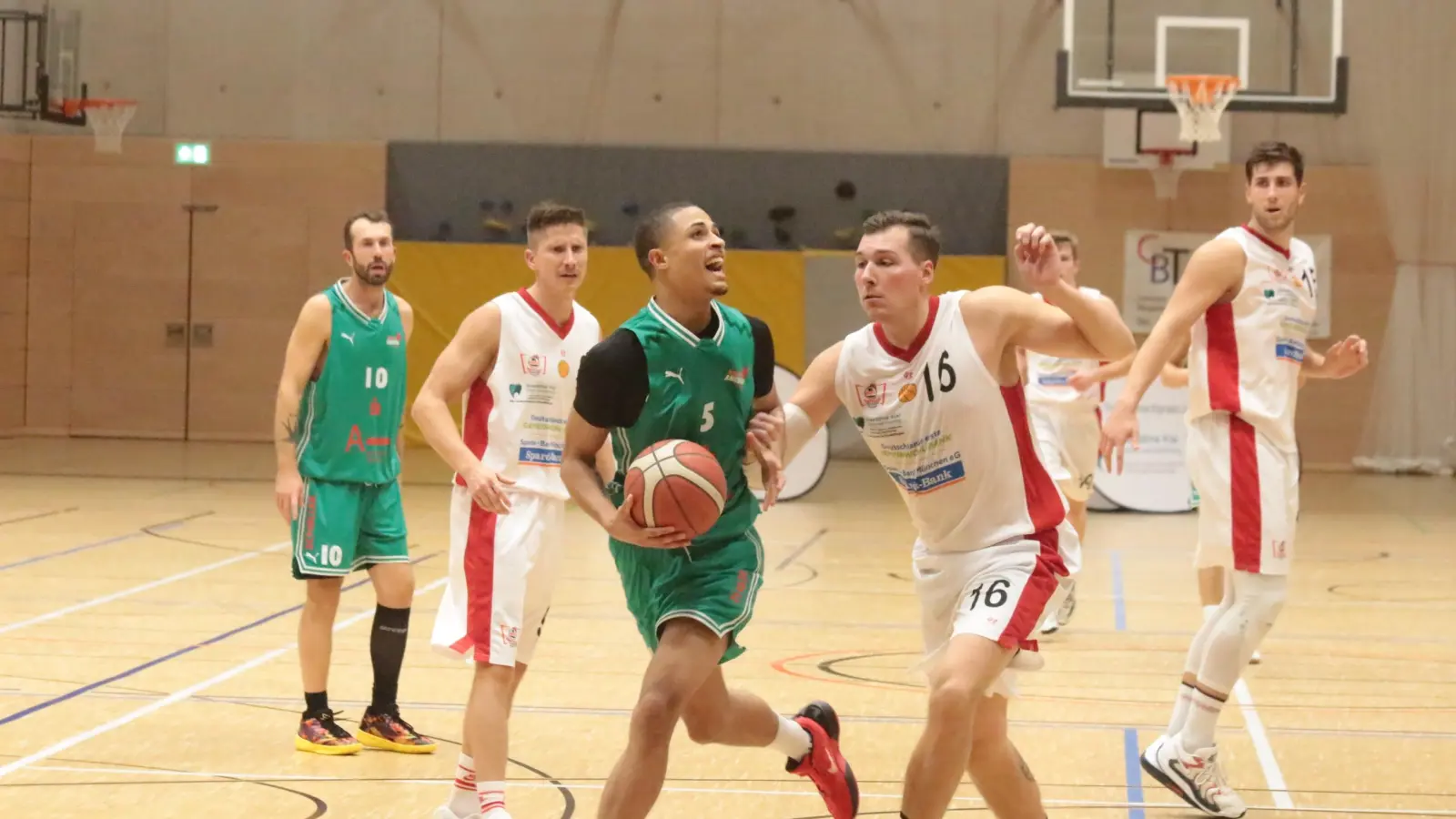 Der Ansbacher Tevin Schnabel (am Ball) erzielte gegen Treuchtlingen (rechts Jonathan Schwarz) 20 Punkte. (Foto: Uwe Mühling)