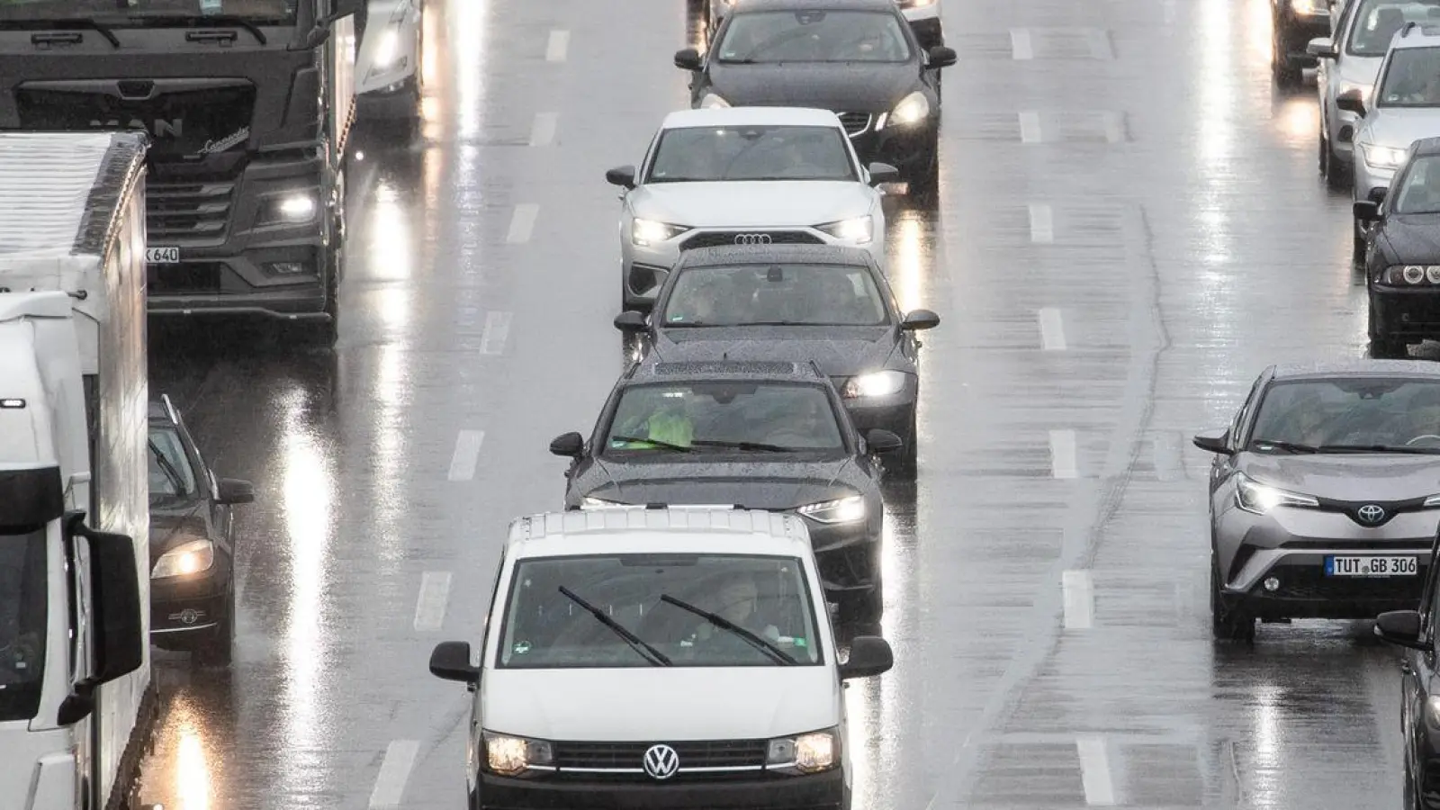 Autos und Lastkraftwagen stauen sich bei Regen auf der Autobahn A8 nahe des Stuttgarter Flughafens. (Foto: Christoph Schmidt/dpa)