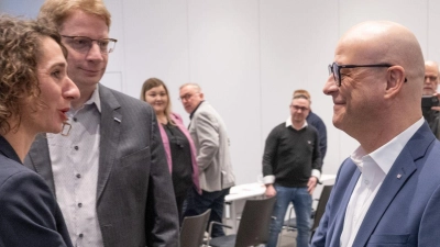 Die EVG-Verhandlungsführer Cosima Ingenschay und Kristian Loroch begrüßen Bahn-Personalvorstand Martin Seiler (rechts) bei der ersten Tarifrunde in Frankfurt. (Foto: Boris Roessler/dpa)