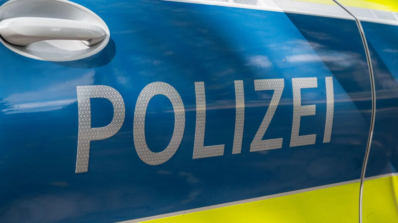 Die beiden Beamten mussten laut Polizei wegen ihrer Verletzungen den Dienst abbrechen. (Symbolbild) (Foto: Daniel Vogl/dpa)