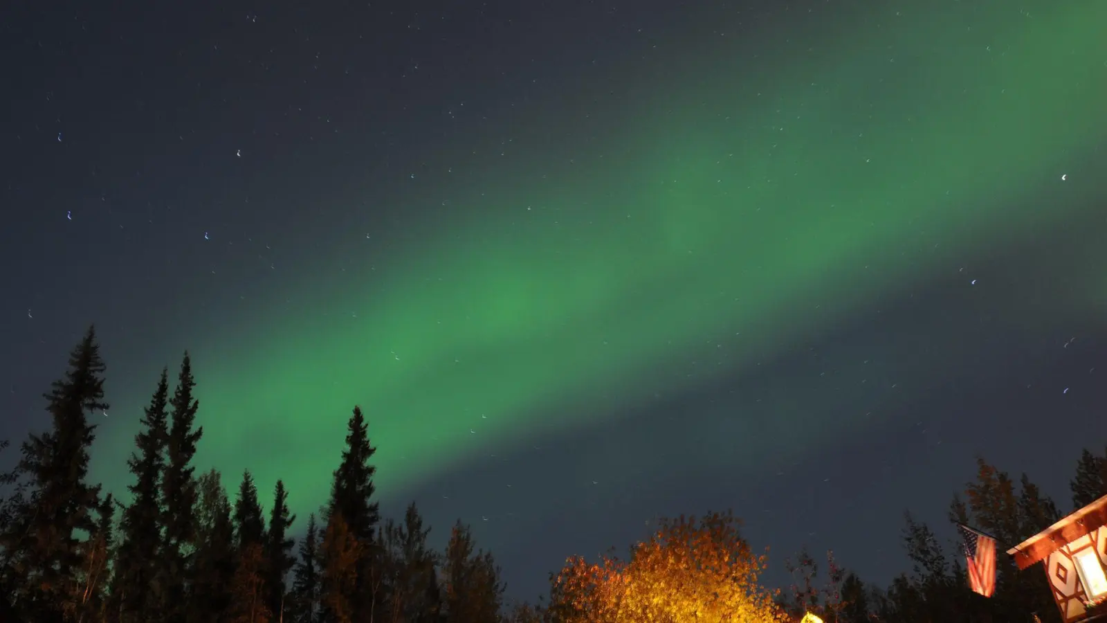 Tanzende Polarlichter erstrahlen am Nachthimmel über Fairbanks. (Foto: Finn Huwald/dpa-tmn)