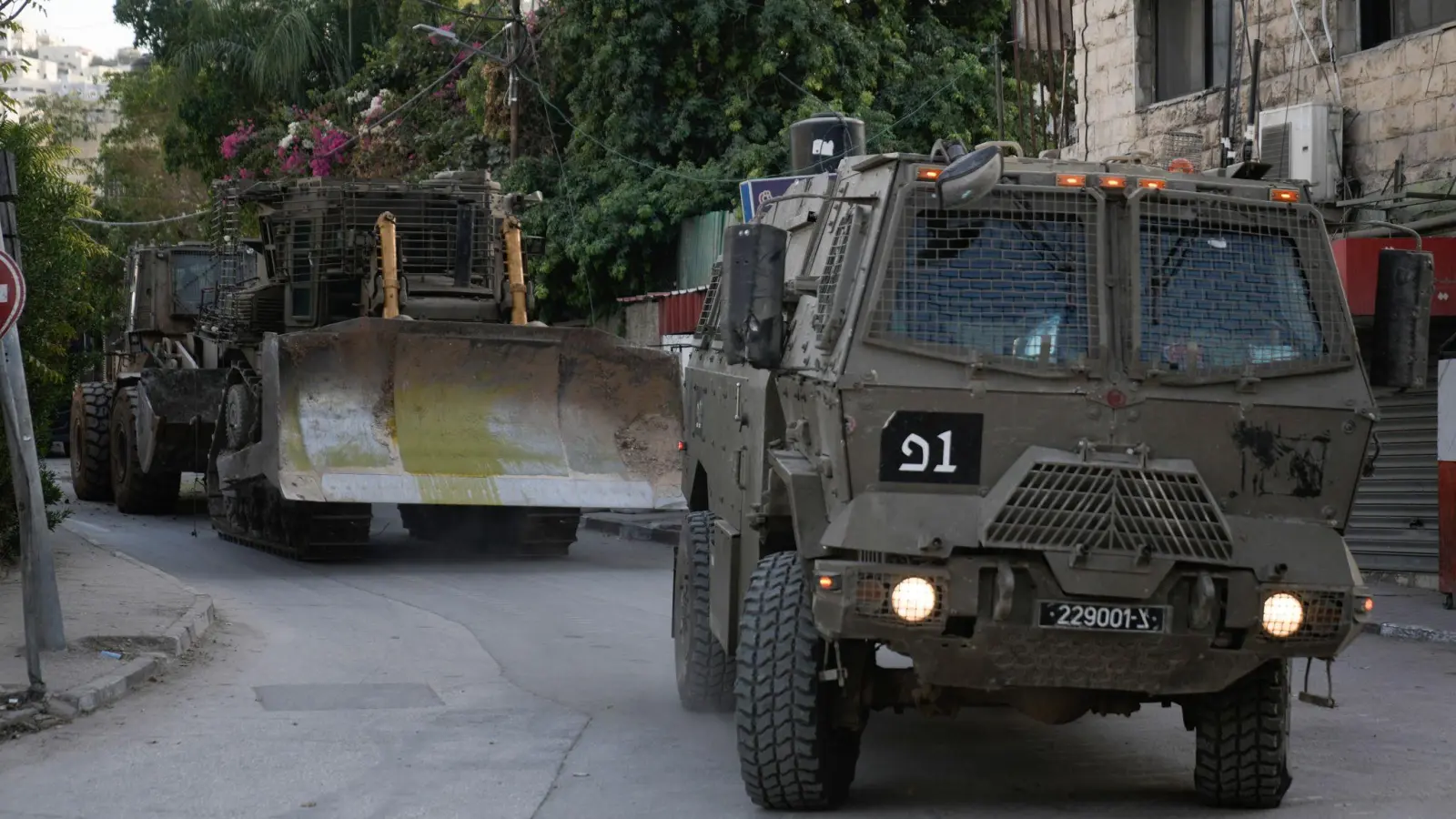 Konvoi israelischer Bulldozer fährt während einer Razzia der Armee im Westjordanland durch die Straßen (Archivbild) (Foto: Majdi Mohammed/AP/dpa)