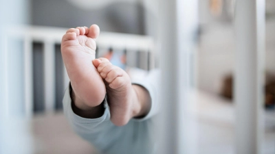 Bei einer Kinderwunschbehandlung im Ausland sollten wichtige Faktoren wie Klinikwahl, Kosten und rechtliche Lage beachtet werden. (Foto: Fabian Strauch/dpa/dpa-tmn)