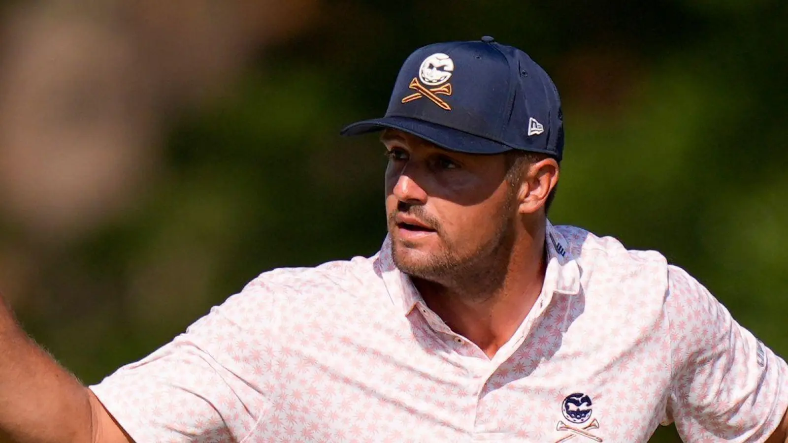 Bryson DeChambeau führt die US Open vor der Finalrunde an. (Foto: Frank Franklin II/AP/dpa)