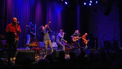 Voll Energie: die oberbayerische Band Dreiviertelblut in den Ansbacher Kammerspielen. (Foto: Elke Walter)