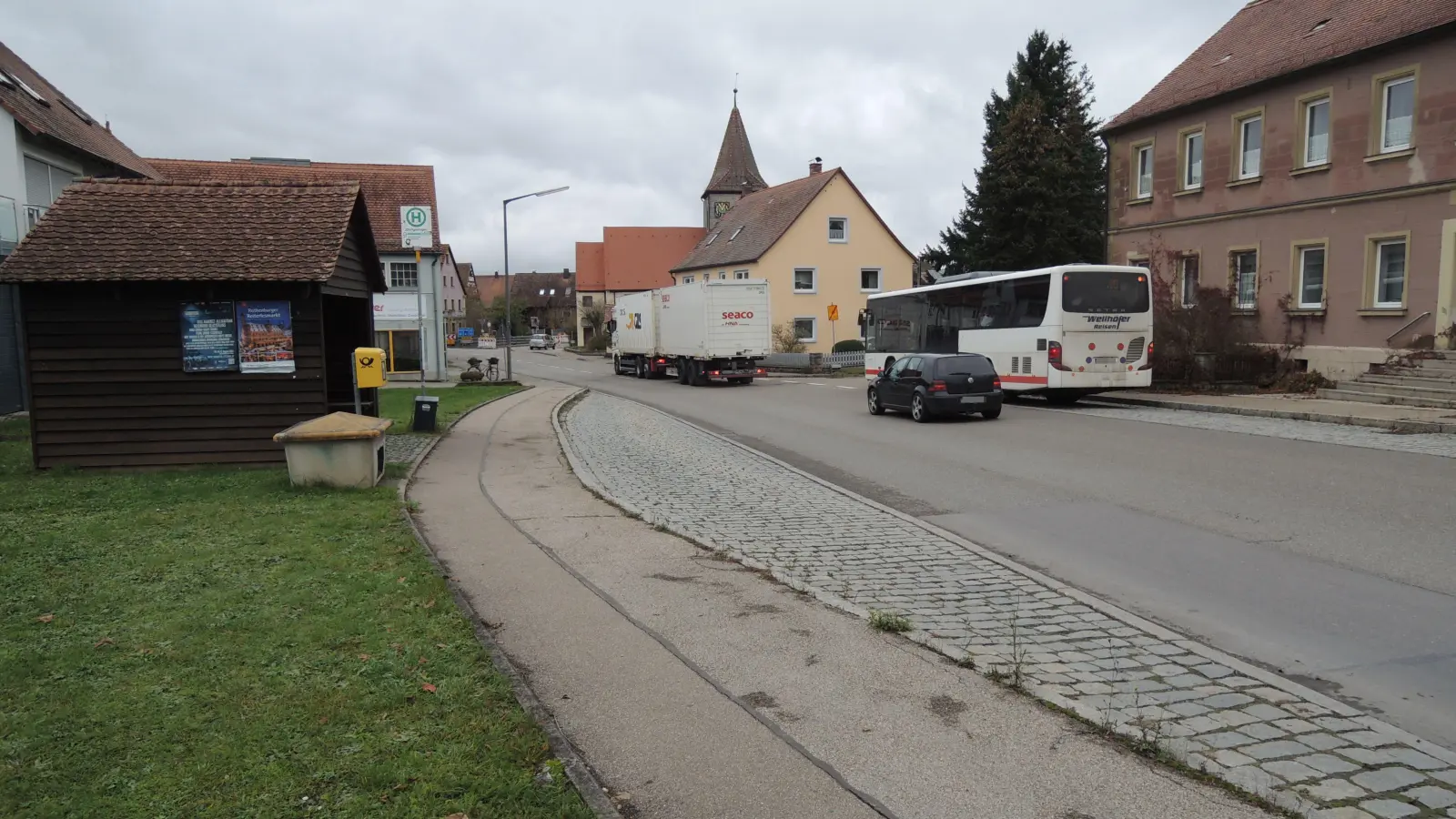 Im Bereich der Bushaltestelle an der stark befahrenen B25 möchten die Dorfgütinger eine Bedarfsampel für Fußgänger. Weil das dafür zuständige Staatliche Bauamt jedoch keine Kapazitäten für diese Arbeiten hat, wurde das Vorhaben jetzt auf unbestimmte Zeit verschoben. (Foto: Peter Zumach)