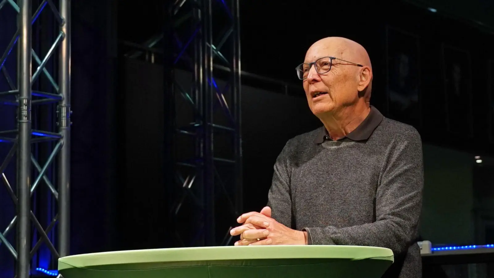 Heribert Schmidt, Vorstandsvorsitzender der Theatergenossenschaft, brachte beim Theater-Stammtisch ein wenig Licht in die aktuellen Planungen. (Foto: Elke Walter)