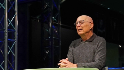 Heribert Schmidt, Vorstandsvorsitzender der Theatergenossenschaft, brachte beim Theater-Stammtisch ein wenig Licht in die aktuellen Planungen. (Foto: Elke Walter)