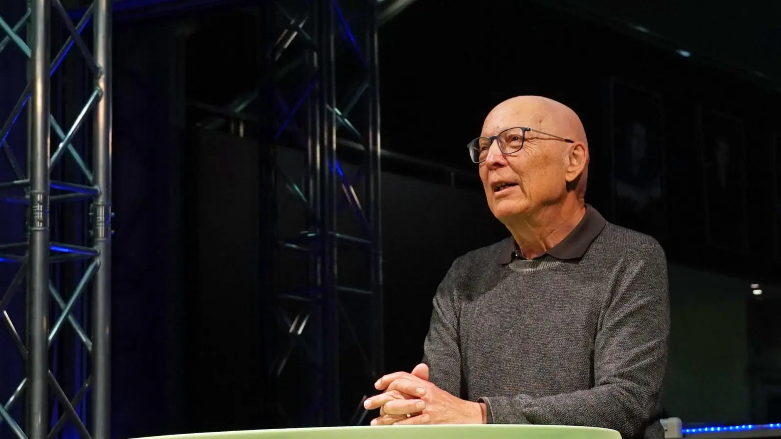 Heribert Schmidt, Vorstandsvorsitzender der Theatergenossenschaft, brachte beim Theater-Stammtisch ein wenig Licht in die aktuellen Planungen. (Foto: Elke Walter)