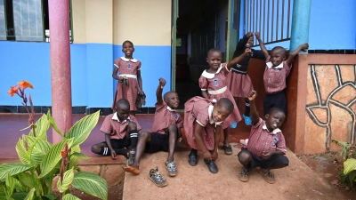 Vergnügte Schülerinnen und Schüler: Für Kinder in Uganda ist es nicht selbstverständlich, eine Schulausbildung zu bekommen. (Foto: wg)