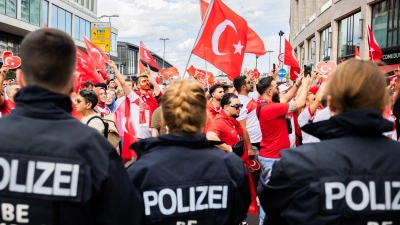 Die Polizei sichert den Fanmarsch der türkischen Fans (Foto: Christoph Soeder/dpa)