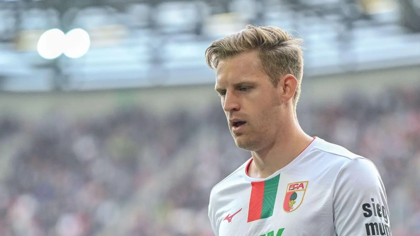 Er verlängert beim FC Augsburg. (Foto: Harry Langer/dpa)