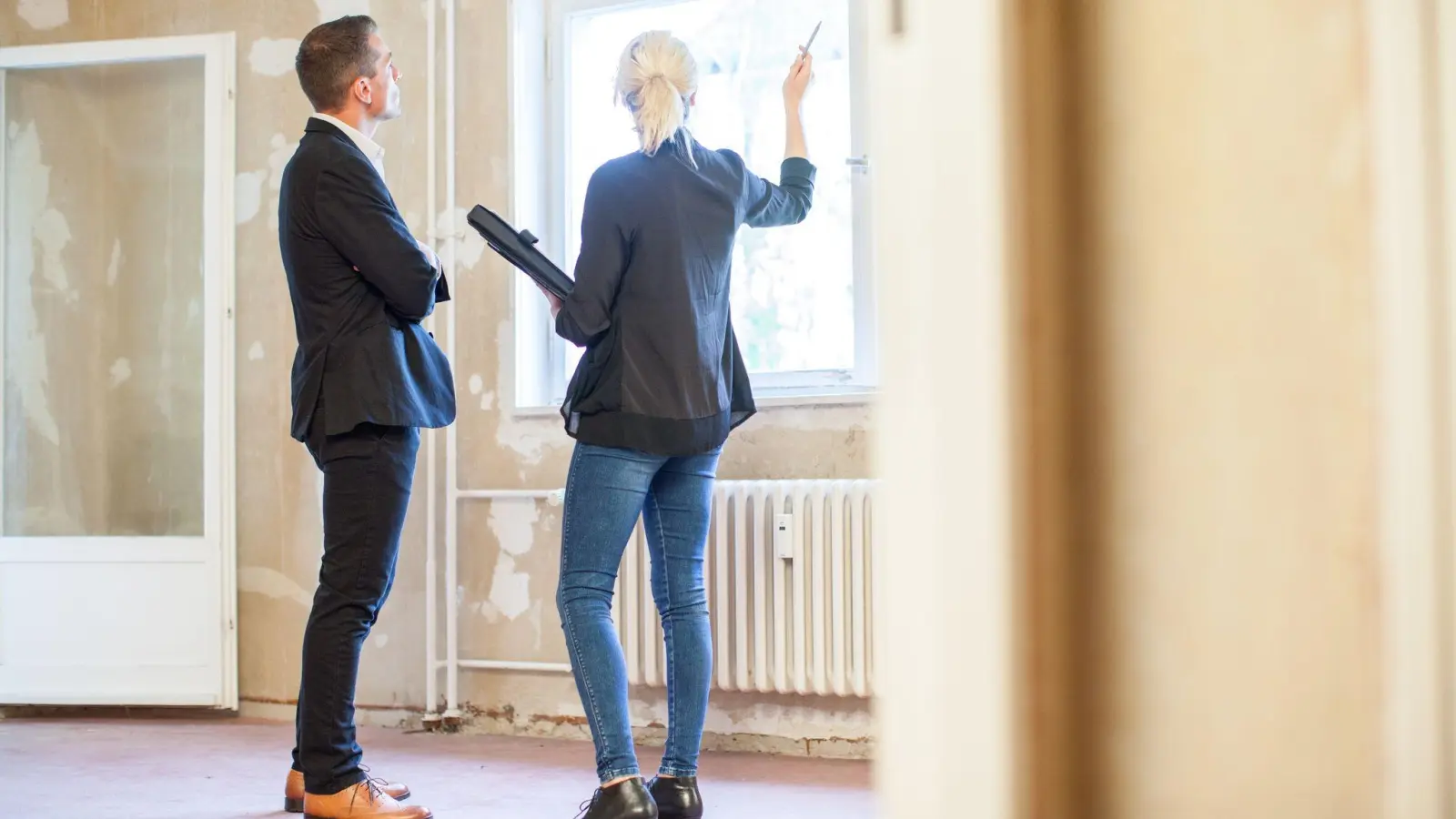 Wer bei einer Zwangsversteigerung günstig an eine Eigentumswohnung kommen will, sollte sich vorab nicht nur die Wohnung selbst, sondern auch ein paar Dokumente zeigen lassen. (Foto: Christin Klose/dpa-tmn)