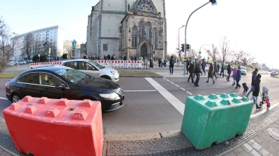 Das Sicherheitskonzept für den Weihnachtsmarkt und die polizeiliche Einsatzkonzeption stehen im Fokus. (Archivbild) (Foto: Matthias Bein/dpa)