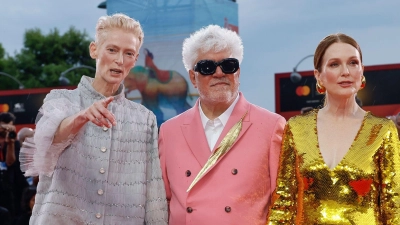 Tilda Swinton, Pedro Almodóvar und Julianne Moore. (Foto: Joel C Ryan/Invision/AP/dpa)