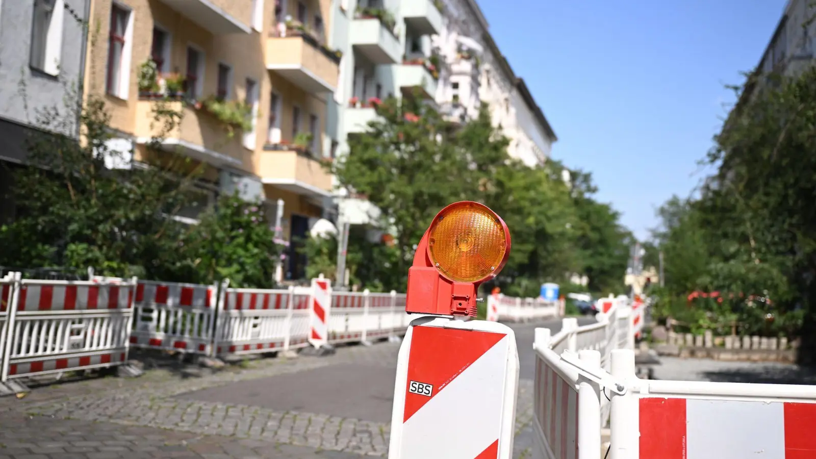 Parkplätze für Autos werden im Kreuzberger Graefekiez zu Grünflächen und Fahrradparkplätzen umgewandelt. (Foto: Britta Pedersen/dpa)