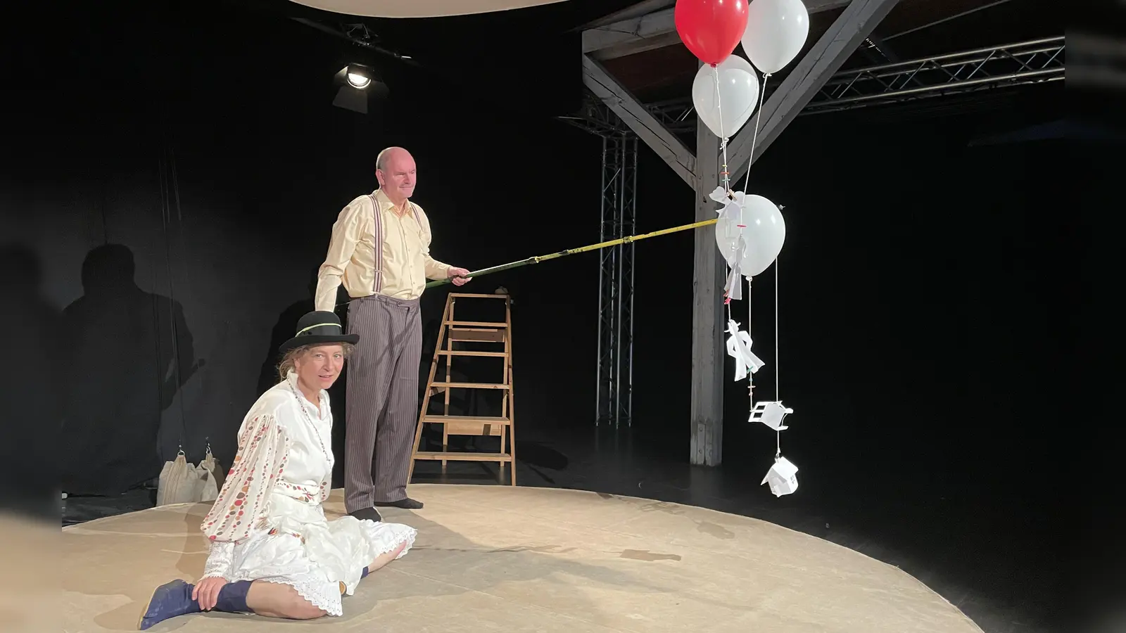 Helium-Ballons sorgen für Staunen: Melanie Florschütz und Michael Döhnert präsentieren das Kindertheaterstück „Rawums (:)“ (Foto: Larissa Haug)