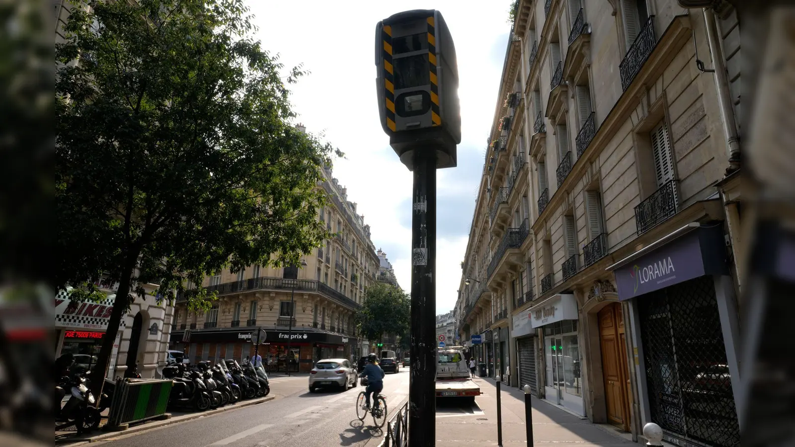 Ein Teil der Radarfallen in Frankreich soll künftig etliche Verstöße zugleich erfassen (Archivbild). (Foto: Francois Mori/AP/dpa)