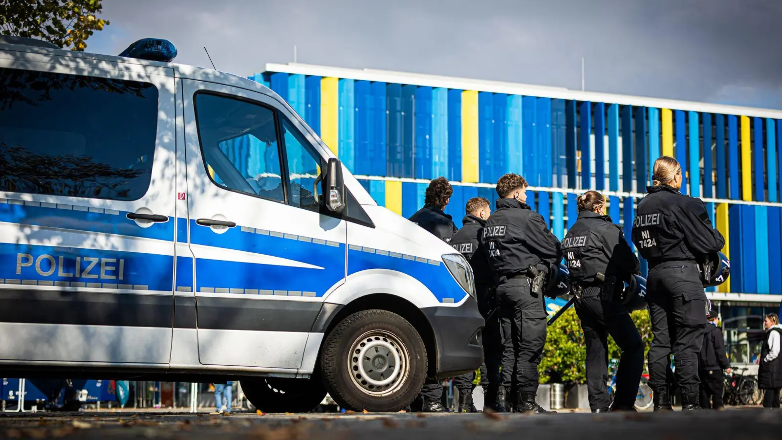 Polizeieinsatz beim Niedersachsen-Derby: Nach dem Spiel zwischen Eintracht Braunschweig und Hannover 96 kam es doch noch zu einer großen Schlägerei. (Foto: Moritz Frankenberg/dpa)