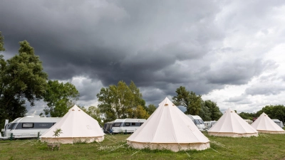 Im Zelt und ein Gewitter zieht auf? Camping-Freunde sollten nun wissen, was zu tun ist. (Foto: Christian Lademann/dpa/dpa-tmn)