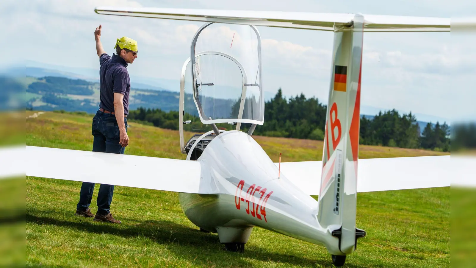 Dierk Althoff, Segelflugschüler, steht neben einem Schulungsflugzeug. Die Fliegerschule auf der Wasserkuppe gibt es seit 100 Jahren. (Foto: Andreas Arnold/dpa)