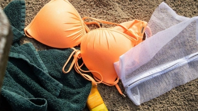 Kann ein Wäschenetz dabei helfen, die Badesachen von Sand zu befreien? (Foto: Christin Klose/dpa-tmn)