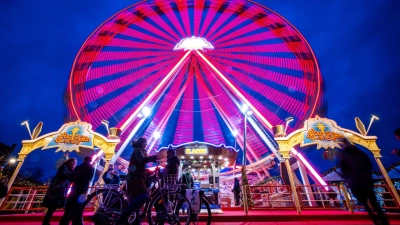 Weihnachtsmarkt in Schwerin (Foto: Jens Büttner/dpa)