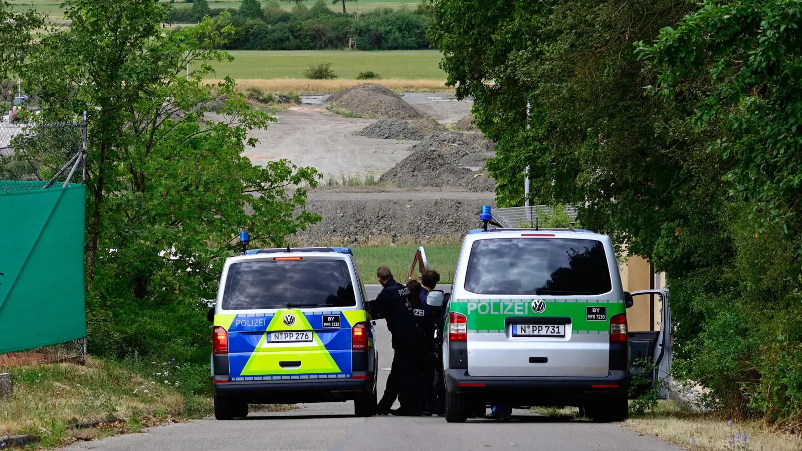 Vielen Kräfte postierte die Polizei am Ortsrand von Colmberg in der Nähe von Schule und Kindergärten. (Foto: Jim Albright)