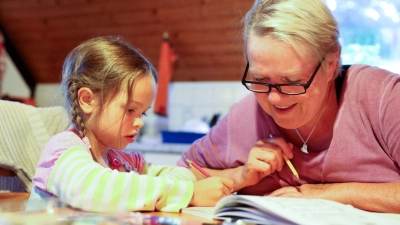 Zeigen Kinder Interesse an Buchstaben und Schrift, können Erwachsene das spielerisch fördern. (Foto: Mascha Brichta/dpa-tmn)