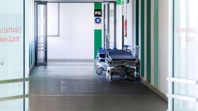 Krankenbetten stehen in einem Gang in einem Krankenhaus. (Foto: Lukas Barth/dpa/Symbolbild)