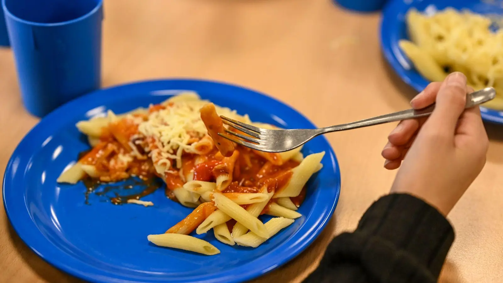 Die SPD will ein kostenfreies Mittagessen in den Schulen einführen. (Symbolbild) (Foto: Jens Kalaene/dpa)