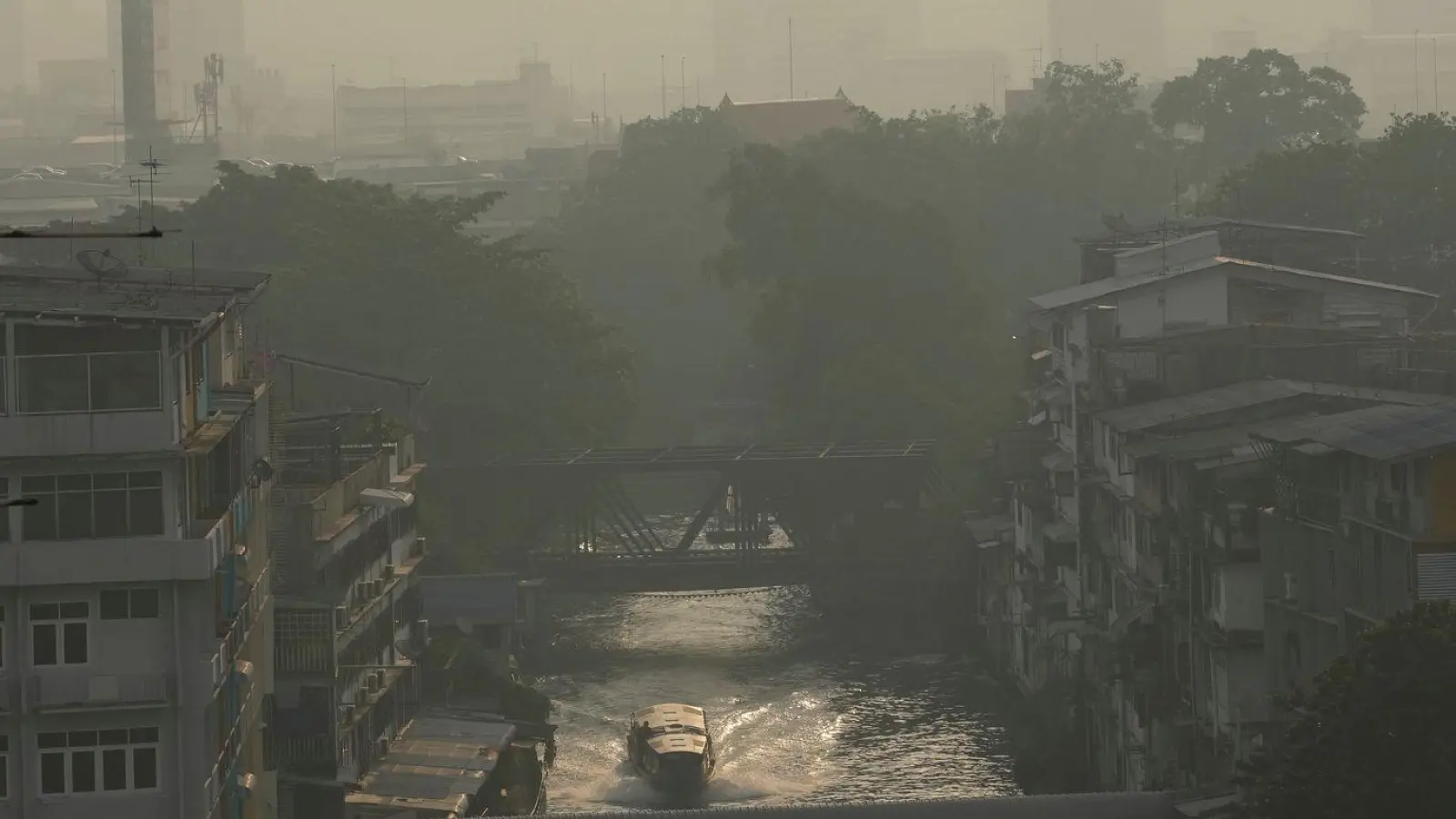 Bangkoks Skyline liegt häufig unter einer giftigen Smog-Wolke. (Foto: Sakchai Lalit/AP/dpa)