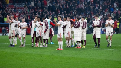 Die Bayern-Profis feierten ihren wichtigen Sieg nur verhalten vor ihren Fans. (Foto: Sven Hoppe/dpa)