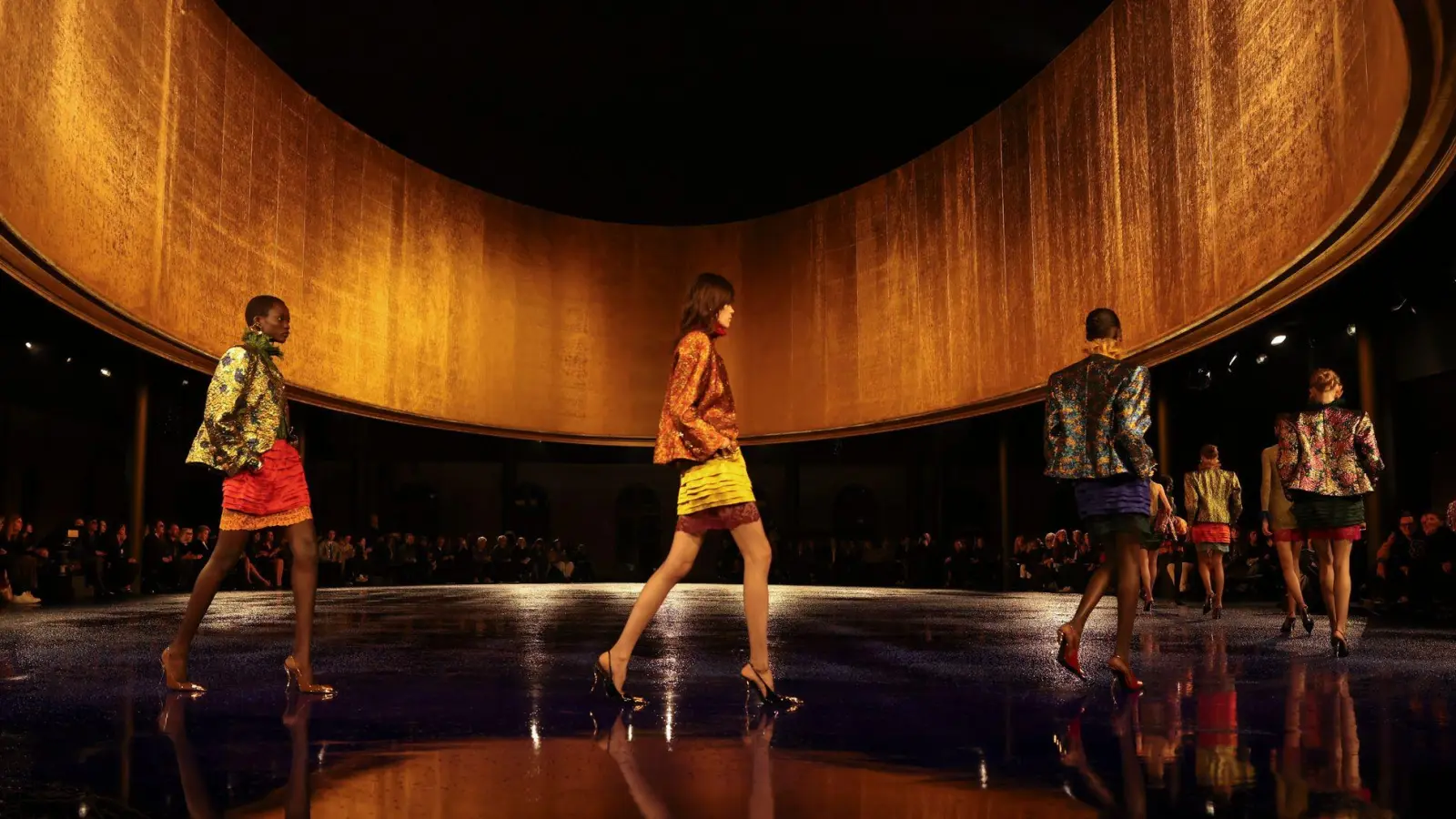 Models tragen bei den Prêt-à-Porter-Modenschauen in Paris Kreationen von Saint Laurent. (Foto: Vianney Le Caer/Invision/AP/dpa)